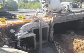  ?? ?? Se agregaron bocas al puente sobre el arroyo Lambaré. Dicen en el municipio que las obras ya culminaría­n la semana próxima.