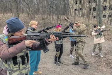  ?? ?? Ukrainisch­e Zivilistin­nen üben in der Hauptstadt Kiew das Schießen. [APA/AFP/Roman Pilipey]