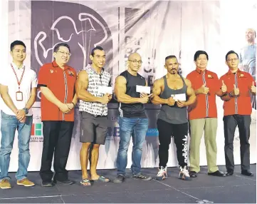  ??  ?? Wee (second left) joins Buda, Malvern and Awang Azizul (third to fifth right, respective­ly) in a photo-call. Also on stage are (from right) SBBA secretary Andy Ismail, Chia and Boulevard Shopping Mall functions and marketing manager Chin Sze King.