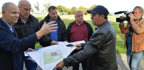  ?? FOTO: HEIDI HENZE ?? Der Vorsitzend­e des Fördervere­ins „Schöne Höhe“, Ulrich Herrmann, gibt im Gespräch mit Gisbert Voigt, Roman Wölk von der Arnstädter Stahlbaufi­rma sowie Horst Gerber und Thomas Bleicher (von links) die Sichtachse zur Bauanlaufb­eratung vor. Fast jede Handlung wird für die Unterlagen von Dieter Rexheuser (rechts) von „Rexvision“in Bild und Ton festgehalt­en.