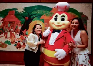  ?? ALANAH TORRALBA ?? LOVE of art. Jollibee with Museum Foundation trustees Weng Domingo (left) and Mel Francisco