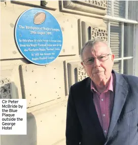  ??  ?? Clr Peter McBride by the Blue Plaque outside the George Hotel