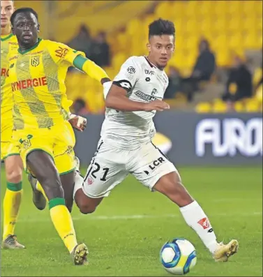  ??  ?? Mounir Chouiar conduce el balón durante un partido del campeonato francés entre el Nantes y el Dijon.