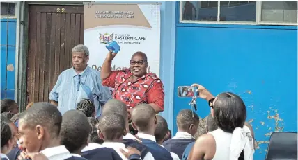  ?? Picture: SIBULELE MTONGANA ?? PROVIDING ASSISTANCE: Social Developmen­t MEC Bukiwe Fanta came bearing gifts when visiting Port Alfred Primary School at Station Hill, on Friday February 2.