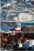  ?? Foto: Oufalian, afp ?? Chaos in Aleppo: Die Busse sind da, doch die Rettung stockt.