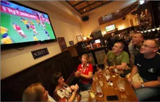  ??  ?? Dans les pubs irlandais ou sur les stades avec retransmis­sion sur écran géant, la ferveur rugbylisti­que devrait être rendez-vous ce soir pour le match France-Irlande. (Photo François Vignola)