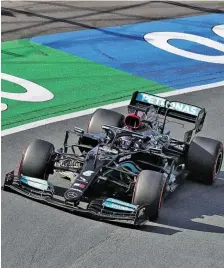  ?? BILD: SN/IMAGO ?? Weltmeiste­r Lewis Hamilton peilt seinen insgesamt fünften Sieg in Sotschi an.