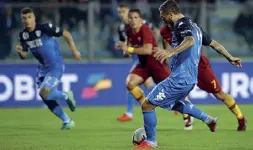  ?? ?? Calcio di rigore L’errore di Caputo dell’Empoli dal dischetto: la Roma in quel momento era in vantaggio per 1-0