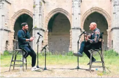  ??  ?? Miguel Poveda y Javier Ruibal, durante la grabación en el Monasterio de la Victoria de El Puerto.