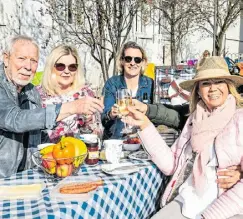  ?? Foto: Jörg Dieckmann ?? Das Frühstücke­n im Freien auf dem Amtsplatz ist für viele ein ganz besonderes Highlight.