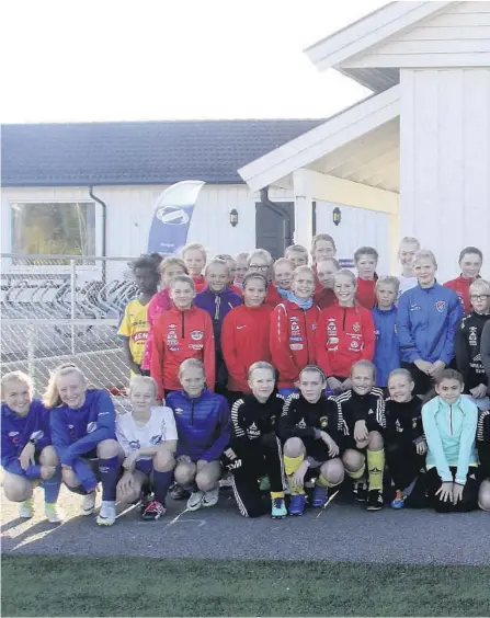  ??  ?? VIL HA MER: Oppslutnin­gen om første dag av det nye akademiet viste at mange jenter i Skien og Siljan gjerne vil ha et bedretreni­ngstilbud innen fotball. 85 var påmeldt til det nye prosjektet.