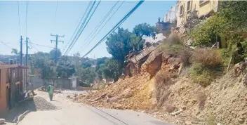  ??  ?? En la colonia Los Altos el cerro se desgajó, lo que provocó que las familias estén es riesgo de desalojo por daños a sus casas.