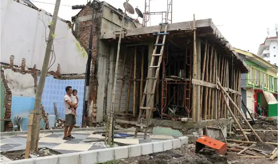  ?? DITE SURENDRA/JAWA POS ?? PASTI DIBONGKAR: Pembanguna­n rumah di area jalur pedestrian Jalan Simpang Dukuh, Genteng, ini menyalahi rencana tata kota karena area itu ditujukan untuk jalan.