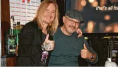  ?? Foto: Oliver Reiser ?? Frank Pané von Sainted Sinners und Whisky‐Fachmann Nikos Festas beim Pre Liste‐ ning der neuen CD „Taste it“.