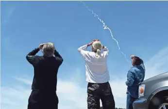  ?? LEN WOOD, THE SANTA MARIA TIMES, VIA AP ?? Spectators watch an intercepto­r missile launch from Vandenberg Air Force Base in California.