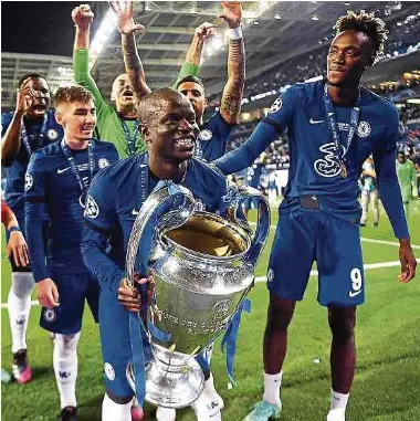  ?? Fotos: AFP ?? Die Blues um N'Golo Kanté (vorne) gewinnen die Champions League erstmals seit 2012.