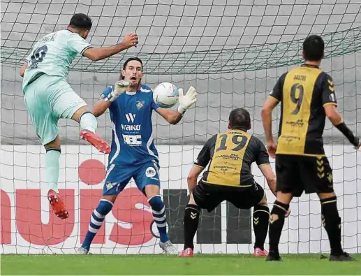  ?? Photos: Ben Majerus ?? Isolé au point de penalty, Vangélis Pavlidis trompe Sébastien Flauss de la tête. Un premier but qui en appellera quatre autres dans une partie à sens unique.