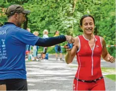  ??  ?? Die kleine Erfrischun­g nahmen die Sportler beim Laufen auf der Waldstreck­e gerne mit bei den warmen Temperatur­en.