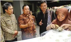  ?? DIPTA WAHYU/JAWA POS ?? KEDATANGAN TAMU DARI SOPPENG: Kepala SMPN 3 Budi Hartono (dua dari kiri) menunjukka­n cara membuat barenami.