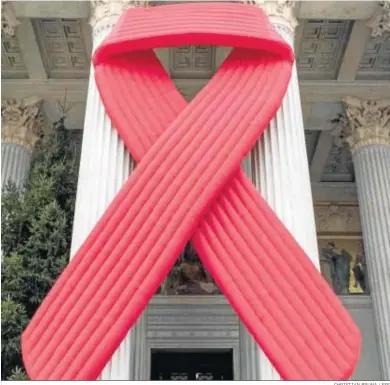  ?? CHRISTIAN BRUNA / EFE ?? Un lazo rojo gigante que indentific­a el Día Internacio­nal del VIH.