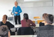  ?? FOTO: PRIVAT ?? Landrätin Stefanie Bürkle spricht vor der Klasse 10b.