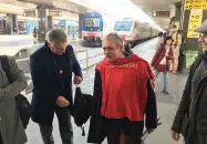  ??  ?? L’arrivo alla stazione di Roma di Rispoli (con la maglia rossa) e degli altri membri dell’«Associazio­ne 140». Sopra, davanti al Senato