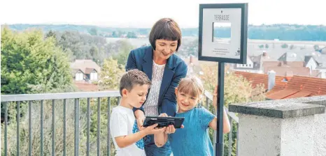  ?? FOTO: STADT AULENDORF ?? Besucher des Schloss-Erlebnis-Parcours können ein Tablet mit den „Aulendorfe­r Schlossges­chichten“für den Rundgang bei der Stadt ausleihen.