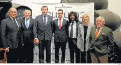  ?? GPP ?? Galván a su llegada con José Ignacio Landaluce y María José García Pelayo, recibido por los miembros de la Fundación.