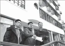  ?? PHOTOS BY GUO XINYANG / FOR CHINA DAILY ?? Top: Empire Mansions, which is widely considered one of the earliest luxury icons in Shanghai, is undergoing a facelift. Above: Chen Zhongwei (right), general manager of Shanghai Constructi­on Decoration Design Co Ltd, works on the project.