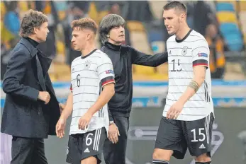  ?? FOTO: MARC SCHUELER/IMAGO IMAGES ?? Wird am Ende alles gut? Joachim Löw (3. v. li.) sieht das große Ganze und ist sich dessen sicher.