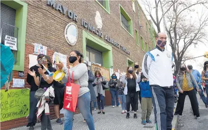  ?? I Télam ?? Las familias de la escuela organizaro­n ayer un “ruidazo” contra la intervenci­ón.