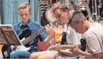  ?? FOTOS: DIETMAR HERMANUTZ ?? Volle Konzentrat­ion bei den jungen Musikern: Session mit dem E-Gitarrentr­io.