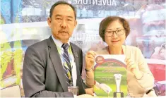  ??  ?? Liew and Tambakau showing a poster-sample of the 24th WAGC held in Johor in October 2018.