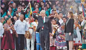  ??  ?? Sincretism­o. AMLO tomó el poder en medio de un evento con alta dosis de espiritual y religioso.