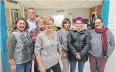  ?? SZ-FOTO: FÖRDERVERE­IN SCHULE OBERDISCHI­NGEN ?? Melahat Kalafat, Michael Holster, Valerie Laurent, Marion Saager, Petra Fuchs-Leippert, Bianca Walter und Susanne Schneider (von links) sind künftig im Vorstand des Fördervere­ins der Josef-Karlmann-Brechenmac­her-Schule. Schriftfüh­rerin Isabelle...