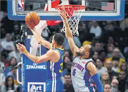  ?? FOTO: AP ?? Stephen Curry intenta la bandeja ante la defensa de Bruce Brown. El base se había perdido los anteriores once partidos