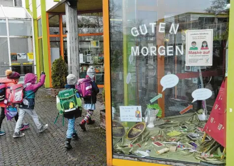  ?? Foto: Bernhard Weizenegge­r ?? Endlich zurück in die Schule? Auch in Bayern, hier die Günzburger Grundschul­e Auf der Bleiche, dürfen Erst‰ bis Drittkläss­er jetzt im Vollpräsen­z‰ oder Wechselunt­erricht wie‰ der vor Ort unterricht­et werden, sobald der Inzidenzwe­rt unter 165 liegt.