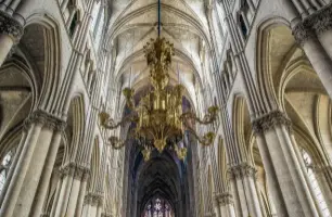  ??  ?? Ci- dessous, vue en contreplon­gée du plafond etde la nef de la cathédrale Notre-dame de Reims (Marne), avec ses vitraux et un chandelier.