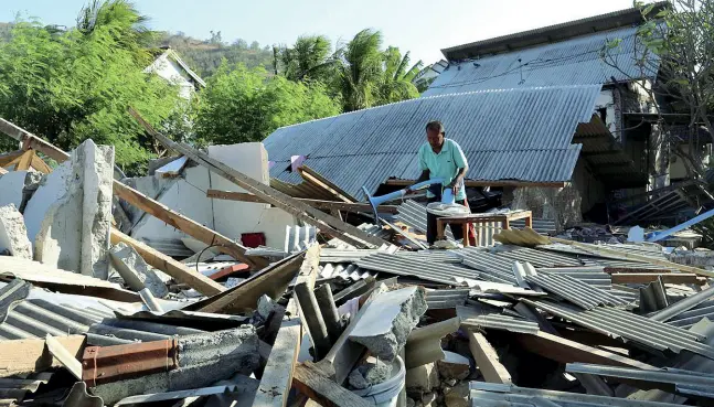  ??  ?? Devastazio­ni
Le abitazioni sulla costa di Lombok distrutte dalla scossa improvvisa arrivata alle ore 18.46 locali di ieri