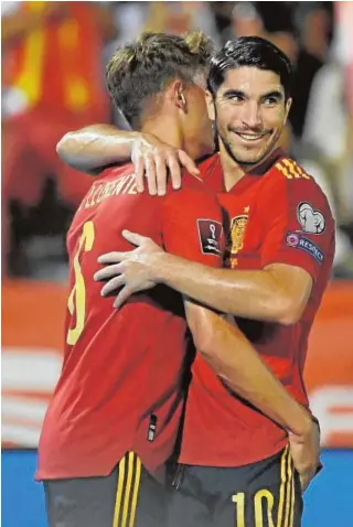  ?? // AFP ?? Carlos Soler se abraza a Marcos Llorente en Badajoz