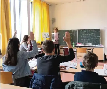  ??  ?? Die „InGym“Klasse des Peutinger Gymnasiums in Augsburg bekommt 20 Stunden die Woche Deutschunt­erricht. Lehrerin Chris tine Stakenborg freut sich über die Motivation der Schüler.