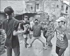  ?? SANCHIT KHANNA & BURHAAN KINU/ HT ?? ▪ Sandeep Panchal (above, second from right) of Quake dance crew performs with other hiphop artistes in Burari. (Right) Yaansh Khanna , a rappersing­er recently produced a YouTube video titled ‘Burari’ celebratin­g the artistes of his area and...