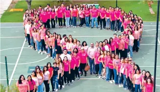  ??  ?? Integrante­s de la comunidad universita­ra buscan sensibiliz­ar ante el cáncer de mama.