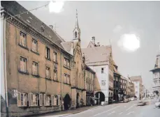  ??  ?? Das ehemalige Spital zum Heiligen Geist auf der linken Seite des Marktplatz­es mit anschließe­nder Kapelle und der heutigen Stadtapoth­eke.