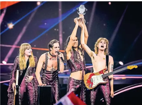  ?? FOTO: IMAGO/ANP ?? Da ist das Ding: Die Band Måneskin jubelte auf der Bühne der Rotterdame­r Arena mit der Esc-trophäe.