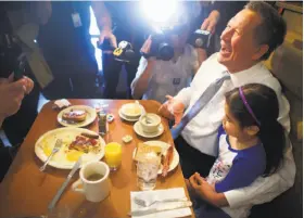  ?? Mark Makela / New York Times ?? Ohio Gov. John Kasich, a GOP presidenti­al hopeful, makes a campaign stop at the Penrose Diner in Philadelph­ia on the eve of the Pennsylvan­ia primary.