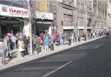  ?? AP ?? En esta fotografía de archivo del 17 de agosto de 2020, las personas esperan frente a la oficina de administra­ción de pensiones, AFP, para solicitar un retiro anticipado.