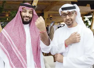  ?? )@Bandaralga­loud ?? ولي العهد األمير محمد بن سلمان، وولي عهد أبوظبي الشيخ محمد بن زايد في سباق «الفورموال إي» بالدرعية، مرتديني إسوارة األوليمبيا­د الخاص باأللعاب العاملية املزمع إقامتها في أبوظبي العام القادم. (تصوير: بندر الجلعود