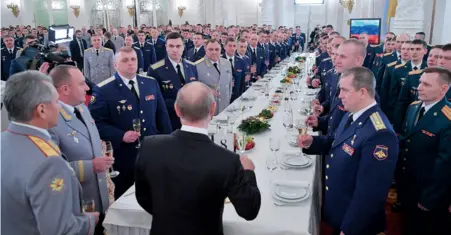  ??  ?? Le Kremlin demeure, pour le président russe, le lieu d’accueil privilégié des hommes d’Etat étrangers, qu’il reçoit dans ses bureaux, situés dans les murs de l’ancien Sénat (page de gauche, lors de la visite du président serbe Aleksandar Vucic) ou dans...