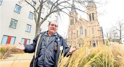  ?? [ Dimo Dimov ] ?? Ferdinand Kolar als „Supertramp“-Guide am Familienpl­atz vor der Pfarre Neu-Ottakring, links die Polizeista­tion Wattgasse.